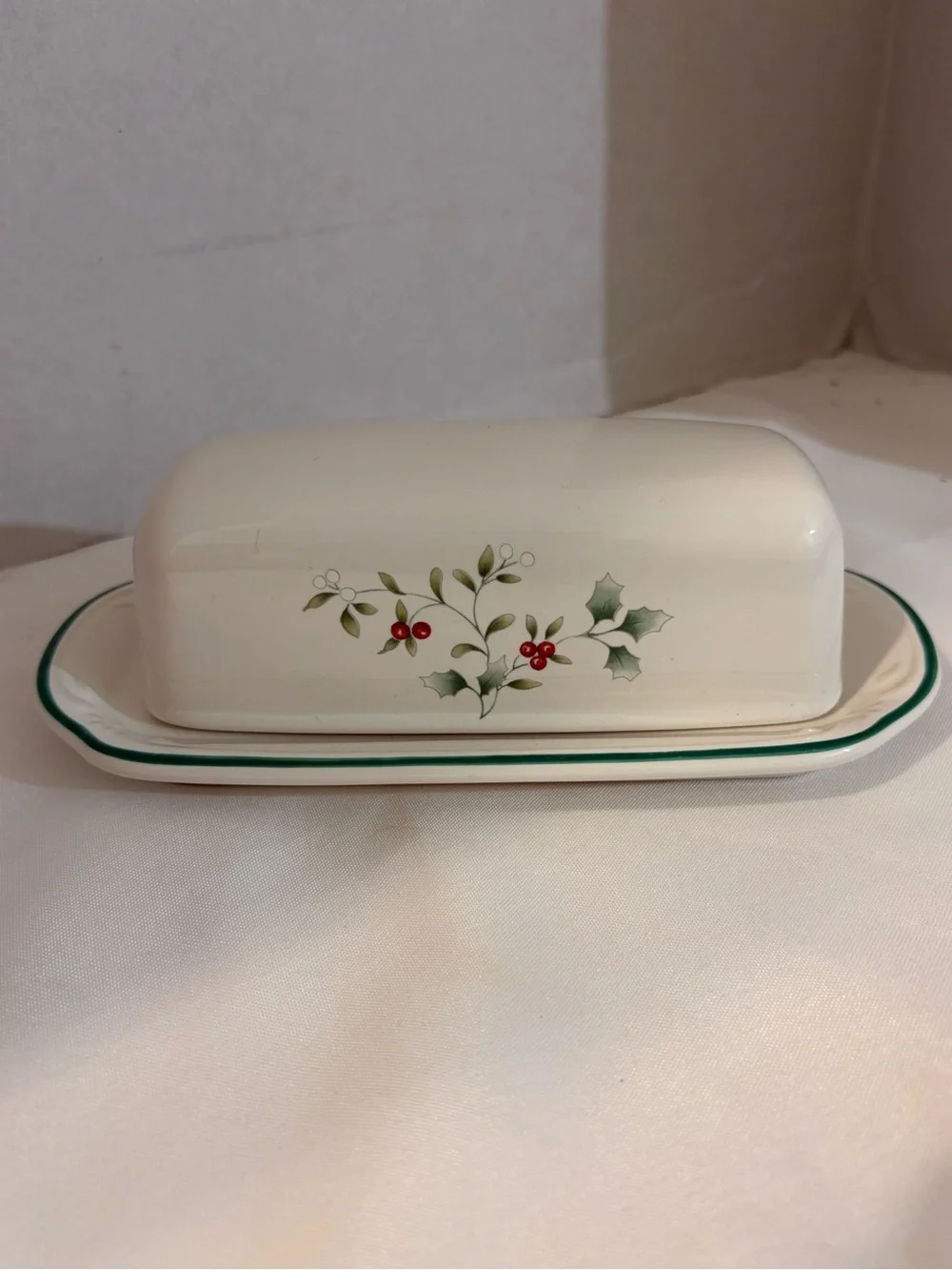 Pfaltzgraff Winterberry covered butter dish classic holly berry White with Green